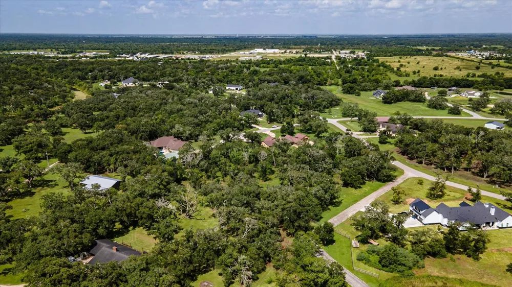 406 Thousand Oaks Drive Angleton, TX 77515