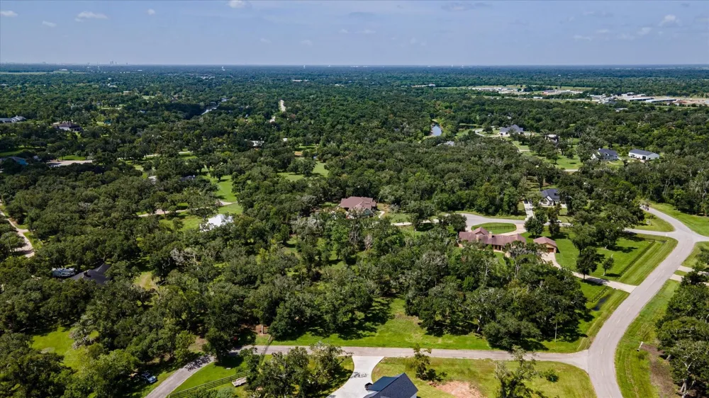 406 Thousand Oaks Drive Angleton, TX 77515