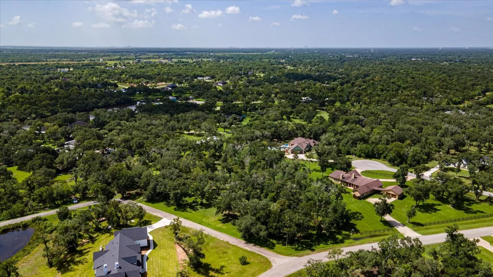 406 Thousand Oaks Drive Angleton, TX 77515
