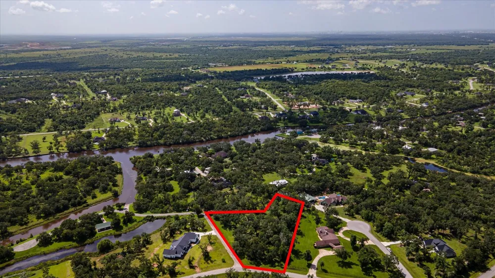 406 Thousand Oaks Drive Angleton, TX 77515