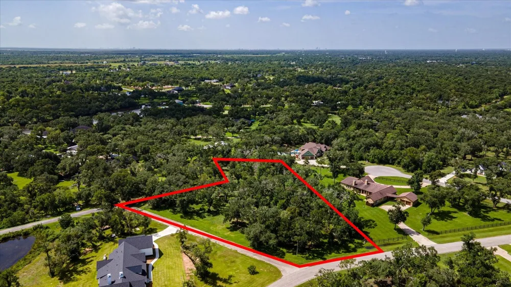 406 Thousand Oaks Drive Angleton, TX 77515