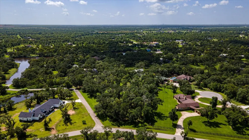 406 Thousand Oaks Drive Angleton, TX 77515
