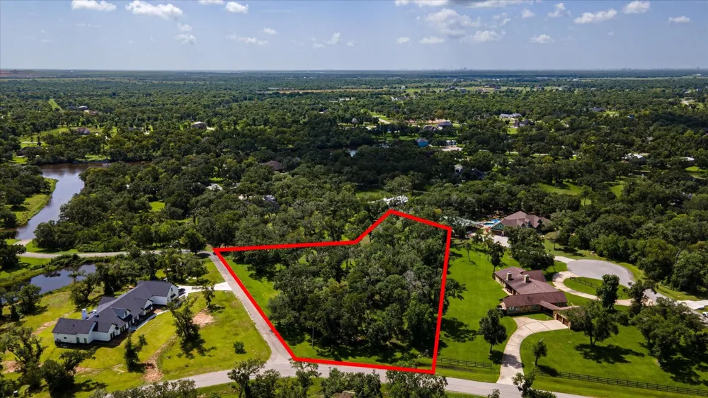406 Thousand Oaks Drive Angleton, TX 77515