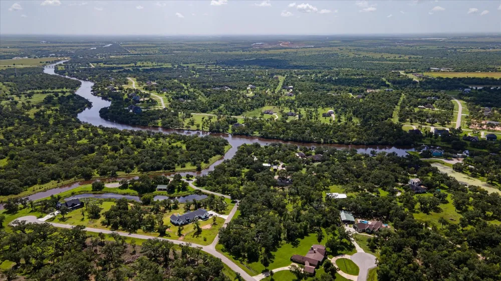 406 Thousand Oaks Drive Angleton, TX 77515