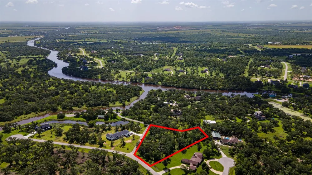 406 Thousand Oaks Drive Angleton, TX 77515