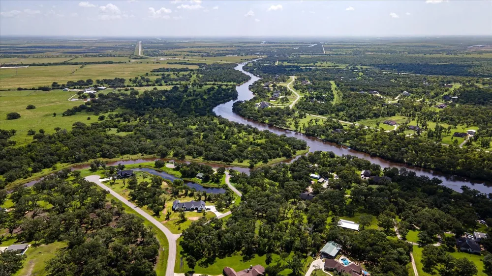 406 Thousand Oaks Drive Angleton, TX 77515