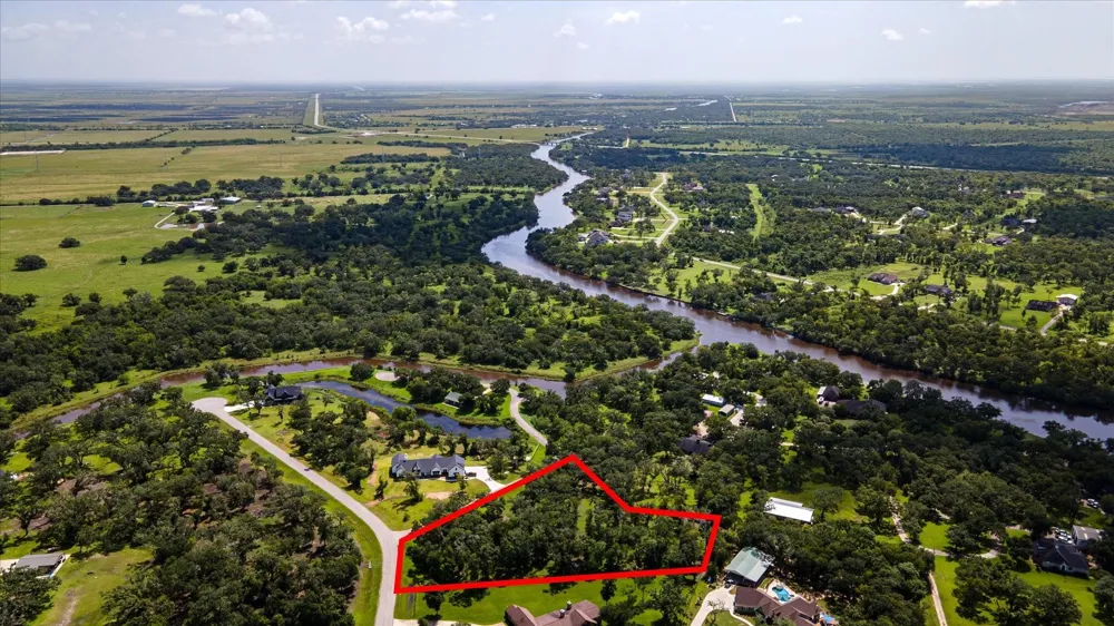 406 Thousand Oaks Drive Angleton, TX 77515