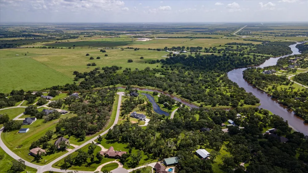 406 Thousand Oaks Drive Angleton, TX 77515