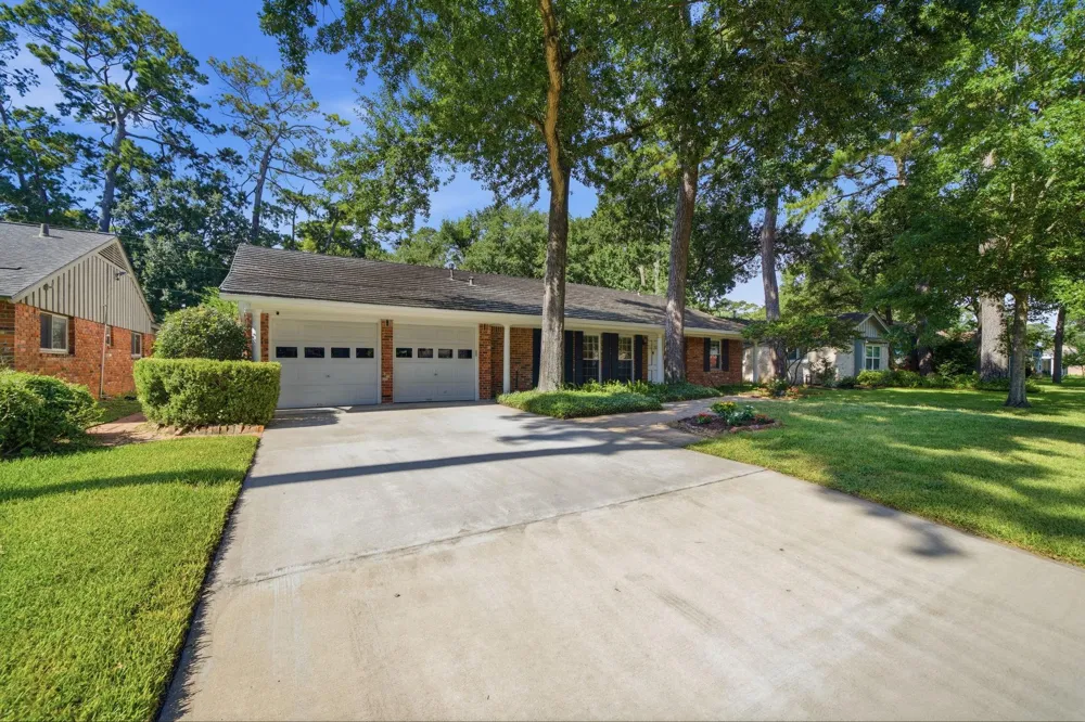 10131 Whiteside Lane Houston, TX 77043