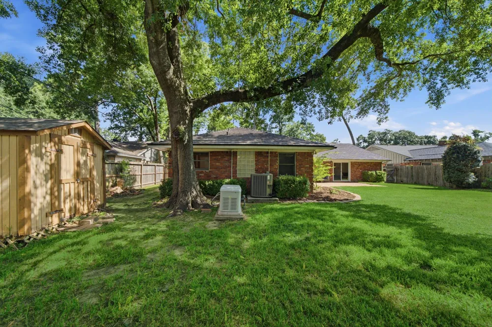 10131 Whiteside Lane Houston, TX 77043