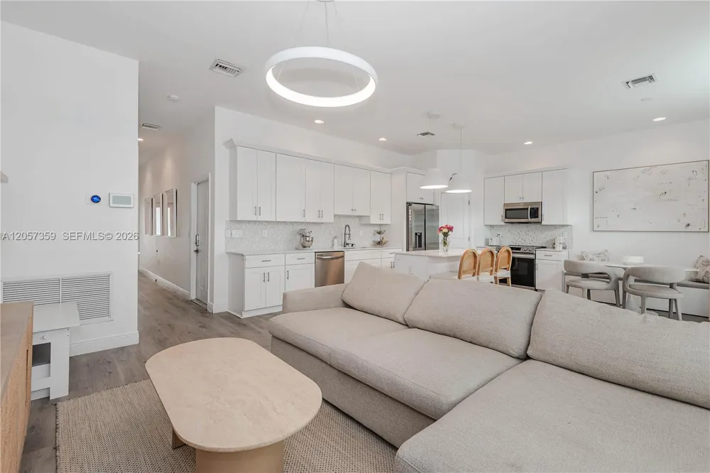 1066 NE 35th St Oakland Park, FL 33334