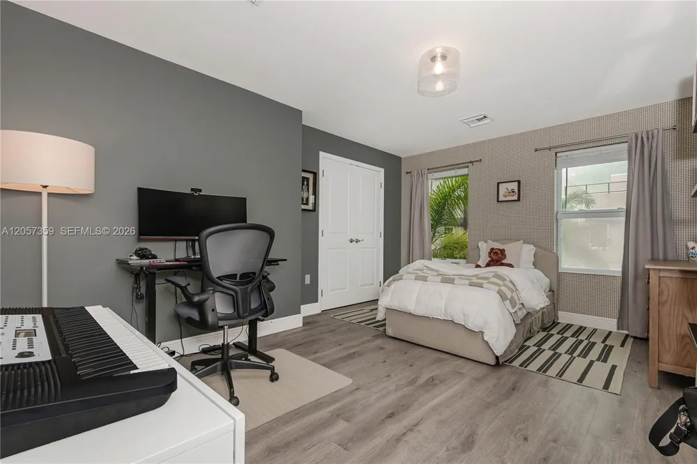 1066 NE 35th St Oakland Park, FL 33334
