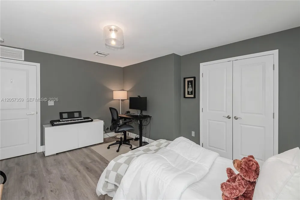 1066 NE 35th St Oakland Park, FL 33334