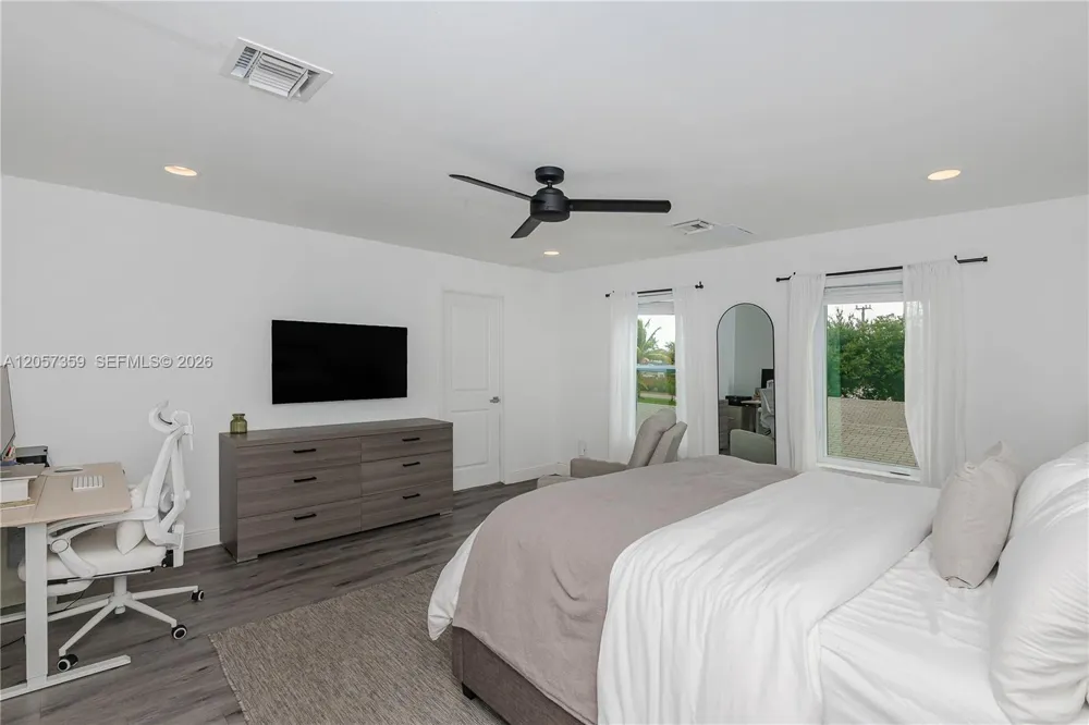 1066 NE 35th St Oakland Park, FL 33334