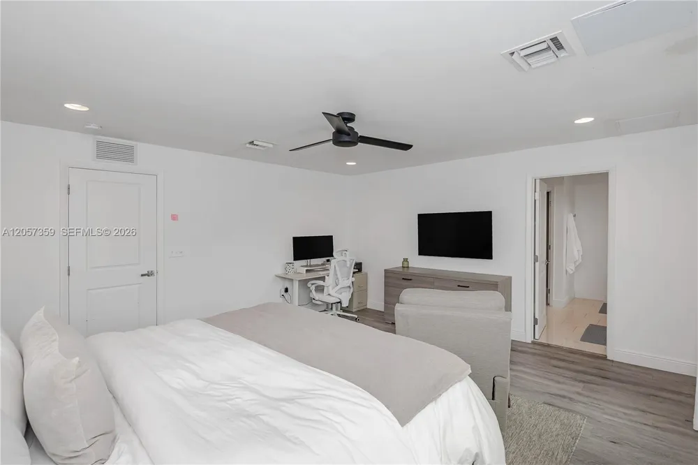 1066 NE 35th St Oakland Park, FL 33334