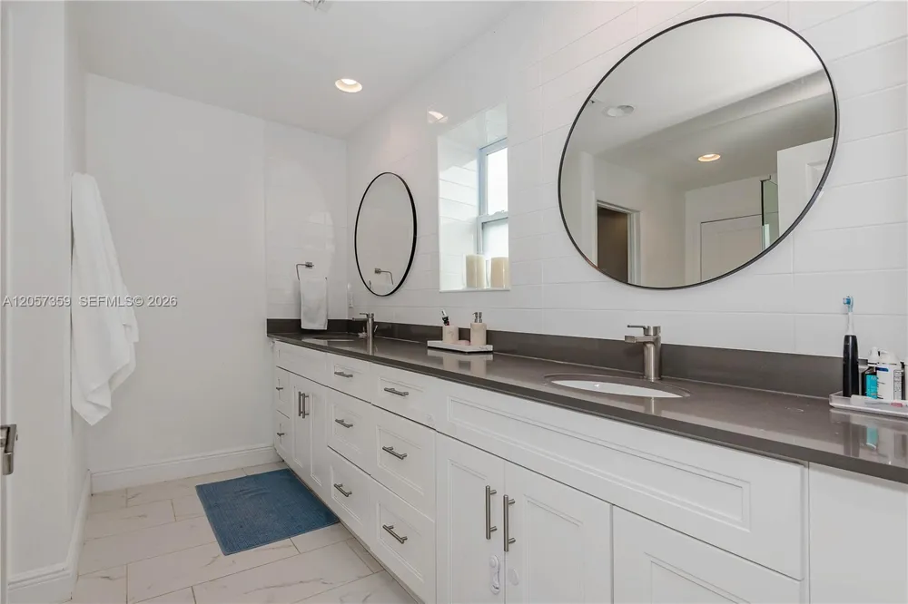 1066 NE 35th St Oakland Park, FL 33334