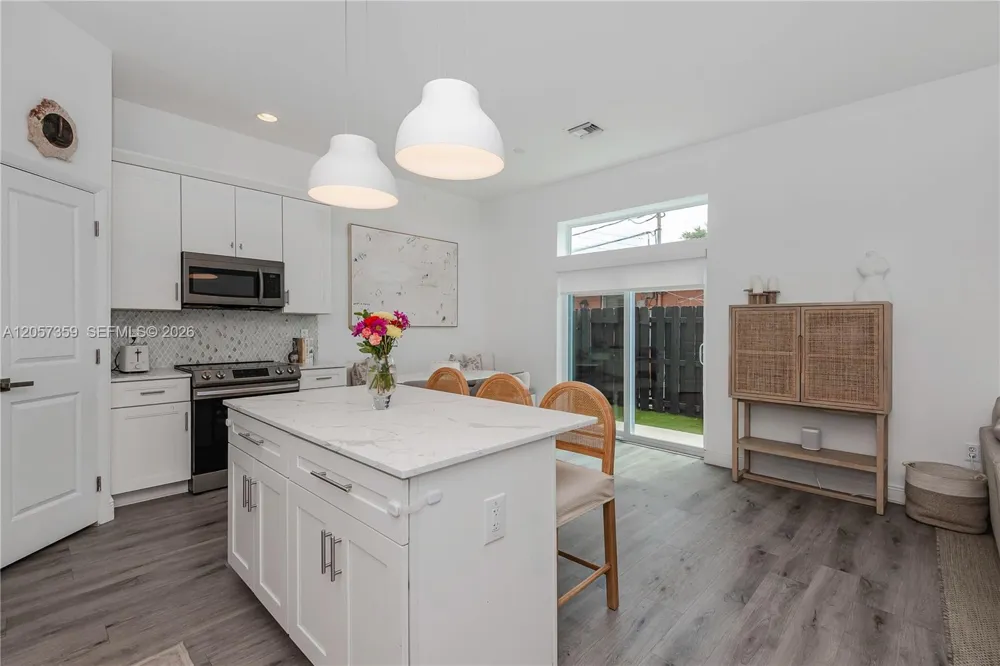 1066 NE 35th St Oakland Park, FL 33334