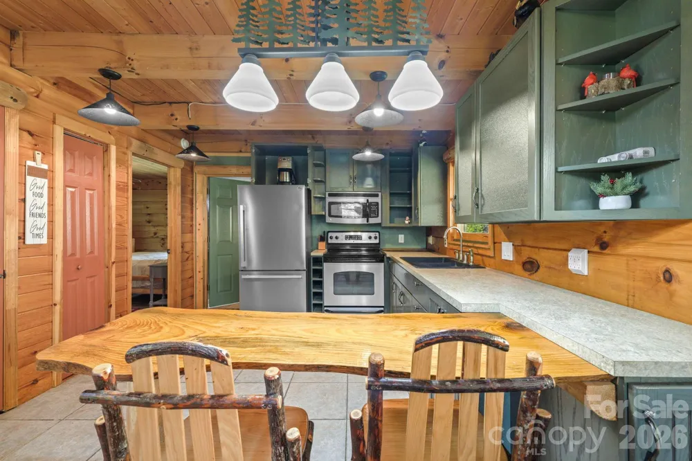 2560 Round Hill Road Bryson City, NC 28713