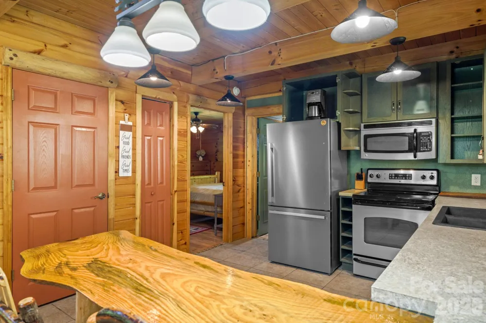 2560 Round Hill Road Bryson City, NC 28713