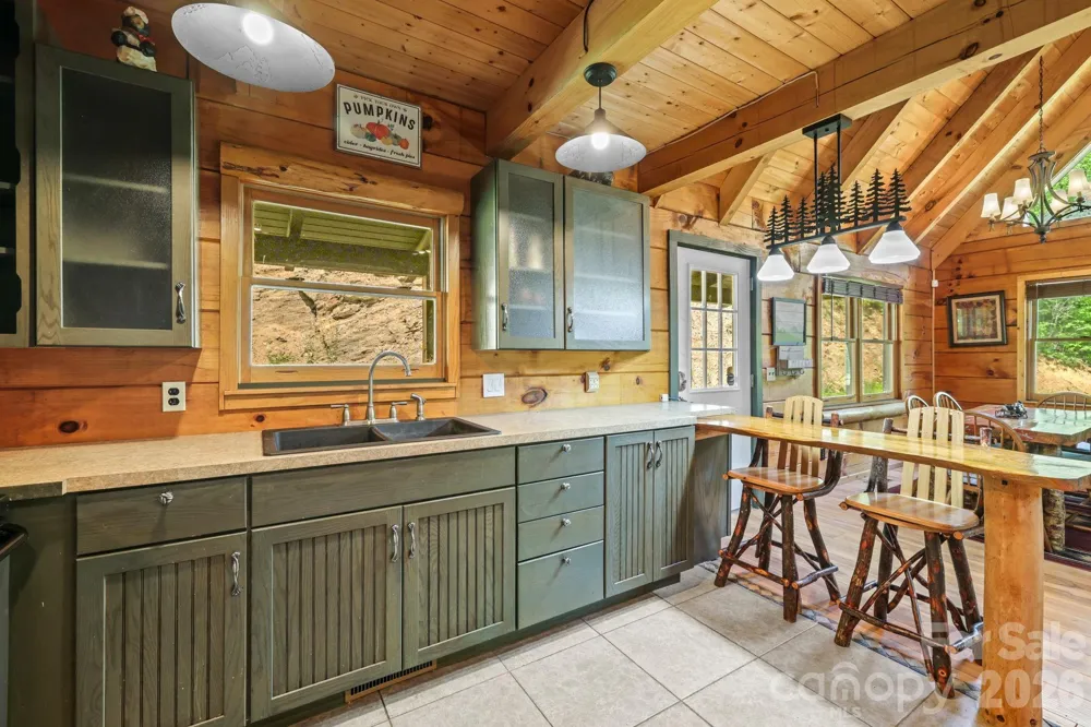 2560 Round Hill Road Bryson City, NC 28713