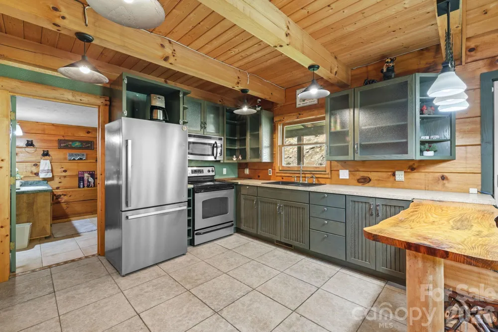 2560 Round Hill Road Bryson City, NC 28713