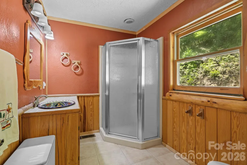 2560 Round Hill Road Bryson City, NC 28713