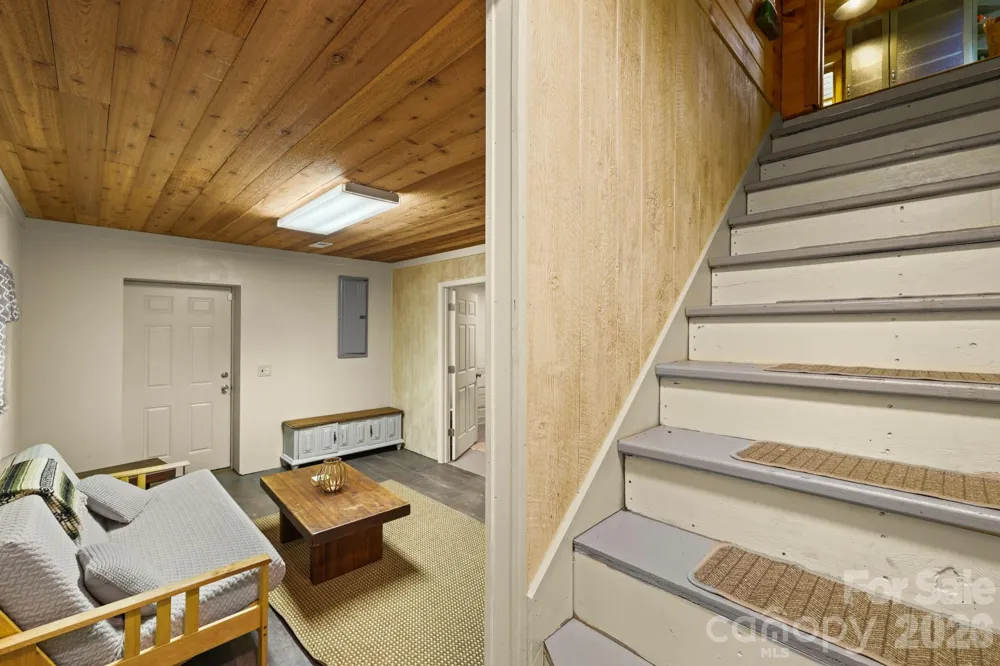 2560 Round Hill Road Bryson City, NC 28713
