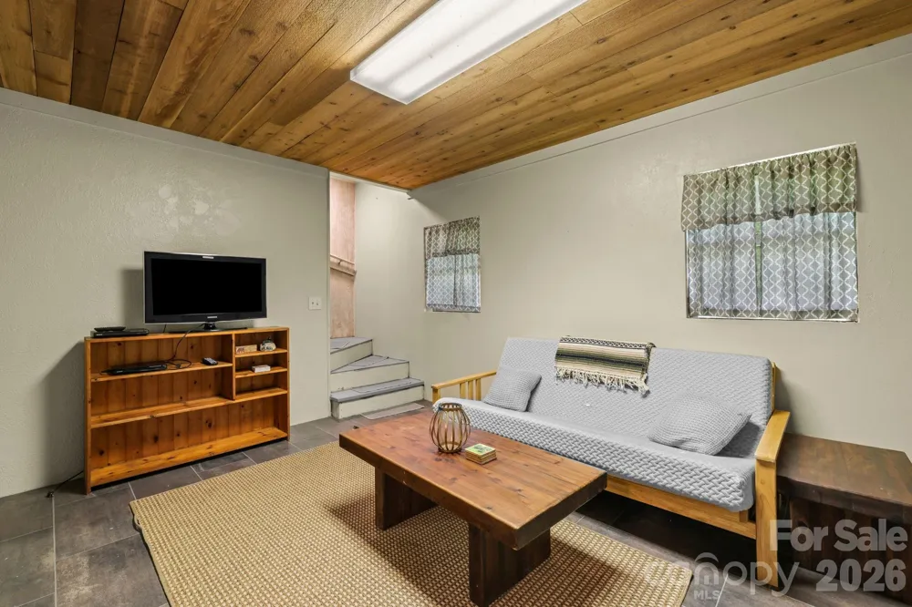 2560 Round Hill Road Bryson City, NC 28713