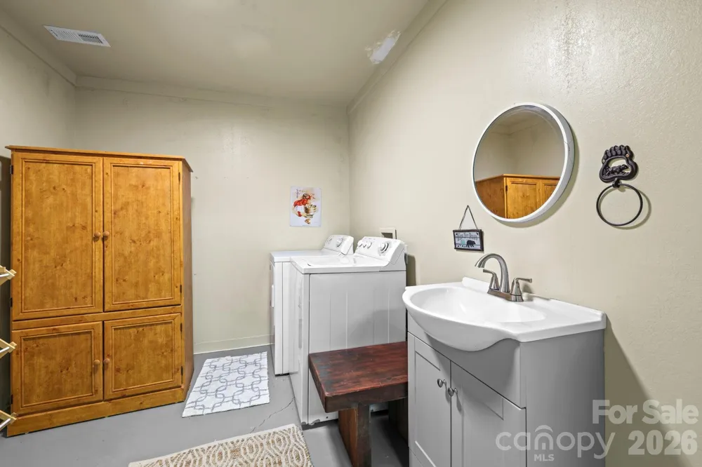 2560 Round Hill Road Bryson City, NC 28713