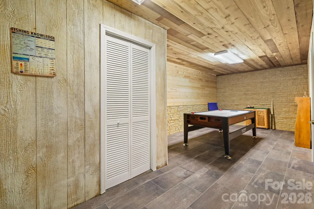 2560 Round Hill Road Bryson City, NC 28713