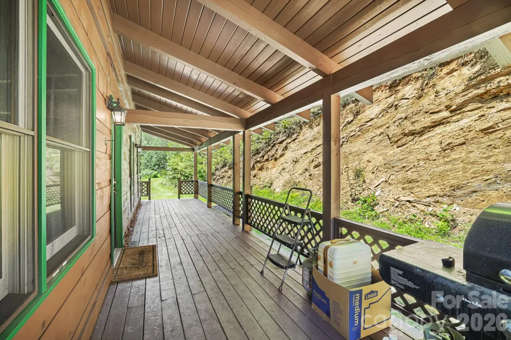 2560 Round Hill Road Bryson City, NC 28713