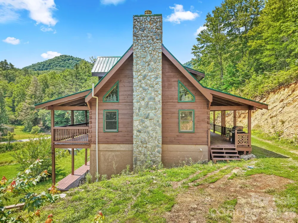 2560 Round Hill Road Bryson City, NC 28713