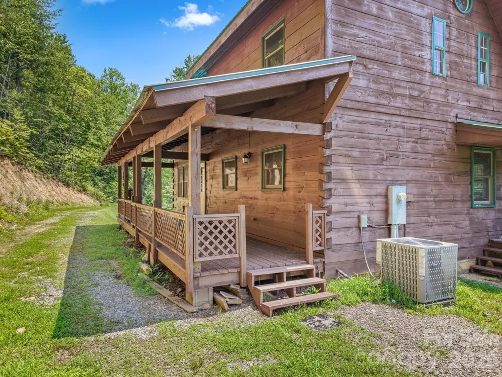 2560 Round Hill Road Bryson City, NC 28713