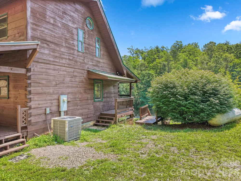 2560 Round Hill Road Bryson City, NC 28713
