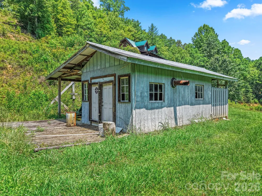 2560 Round Hill Road Bryson City, NC 28713