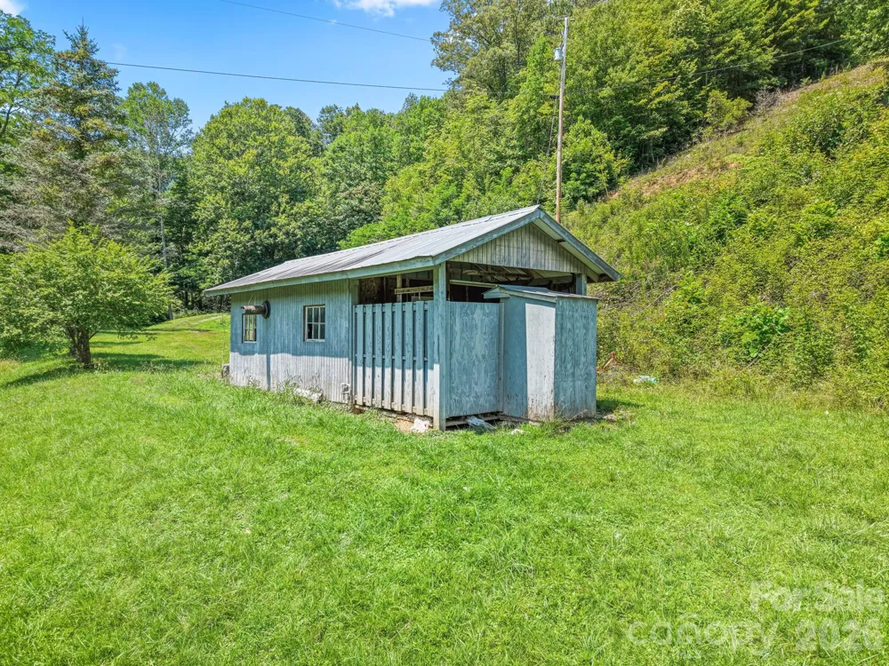 2560 Round Hill Road Bryson City, NC 28713