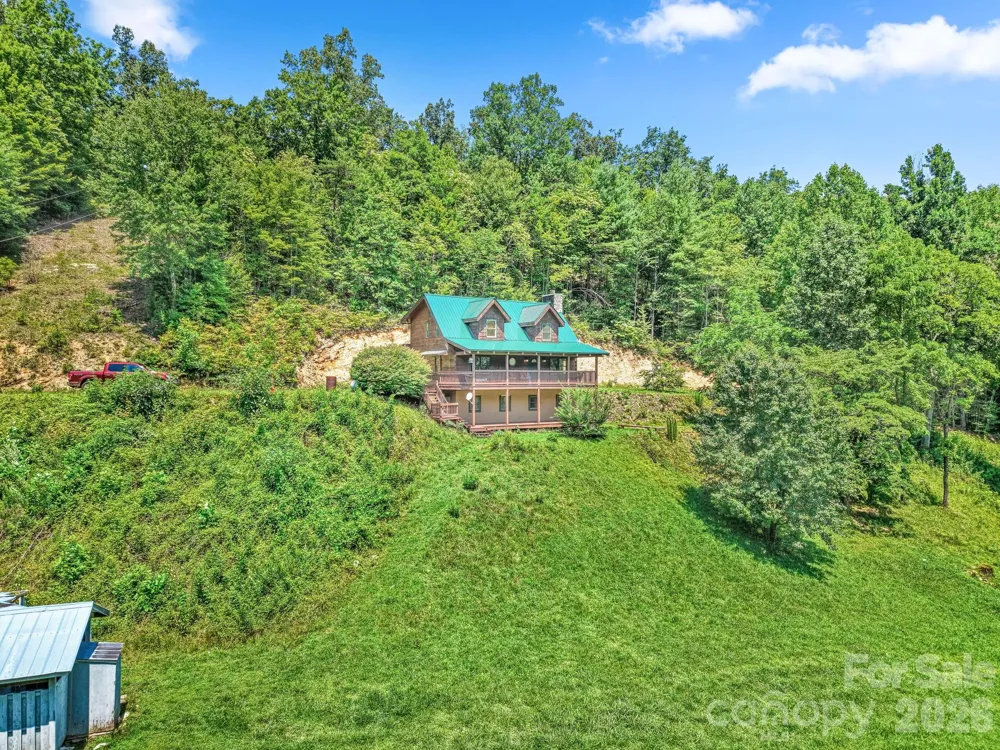 2560 Round Hill Road Bryson City, NC 28713