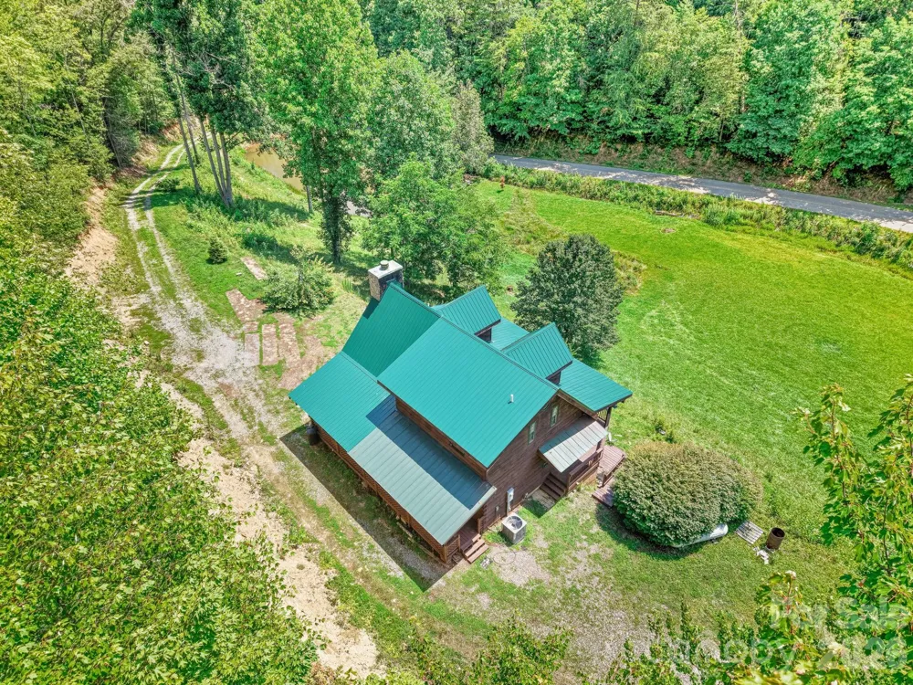 2560 Round Hill Road Bryson City, NC 28713