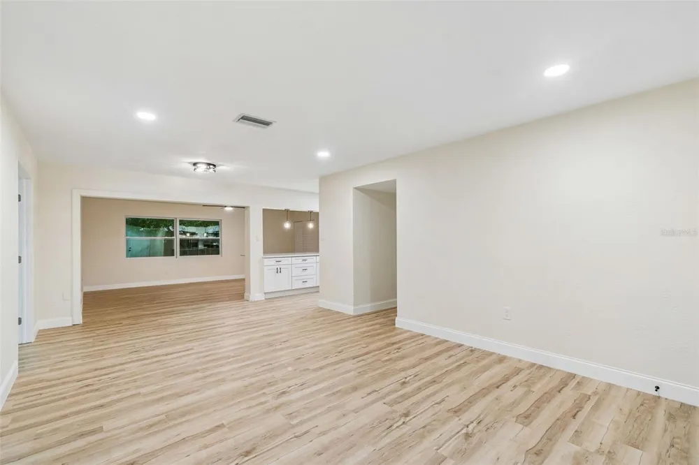 6781 33RD AVENUE St Petersburg, FL 33710