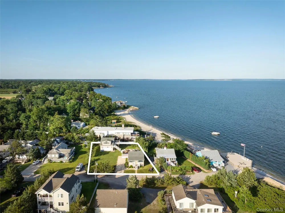 18 Beach Laurel, NY 11948