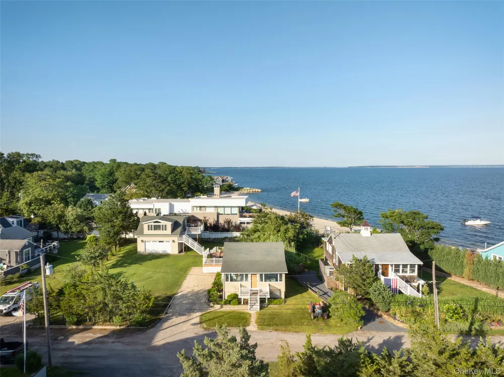 18 Beach Laurel, NY 11948