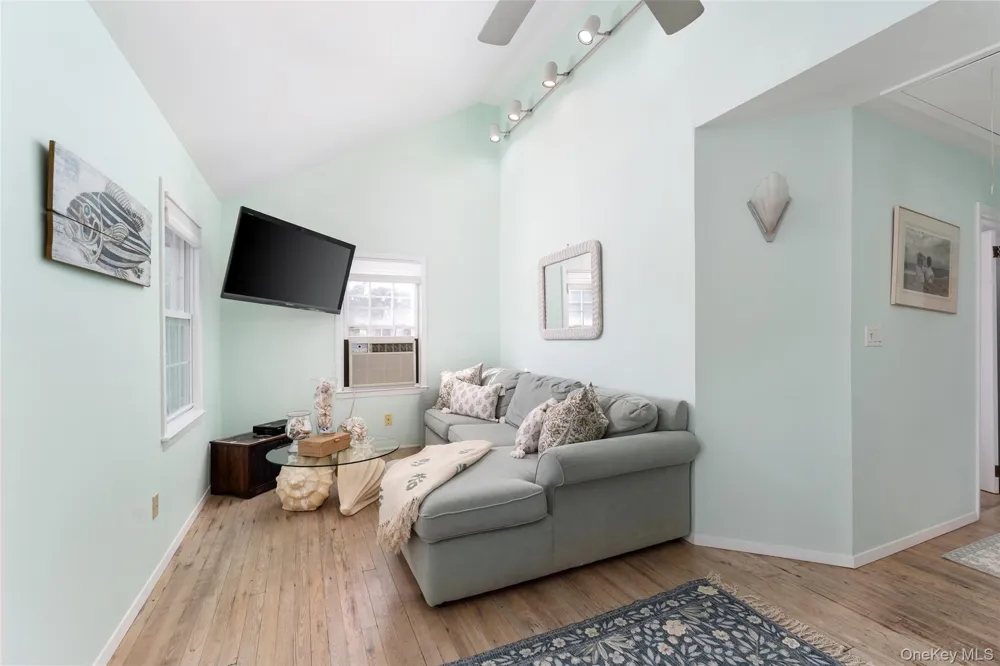 18 Beach Laurel, NY 11948