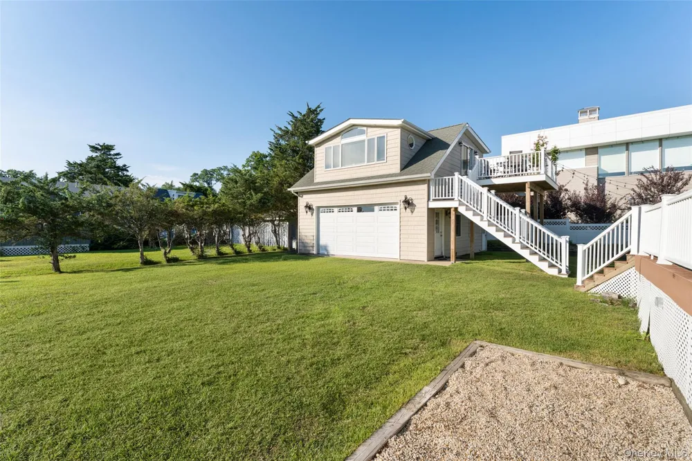 18 Beach Laurel, NY 11948