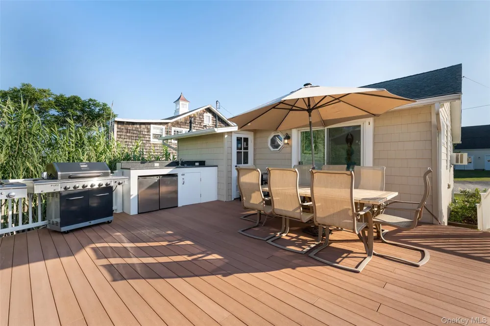18 Beach Laurel, NY 11948