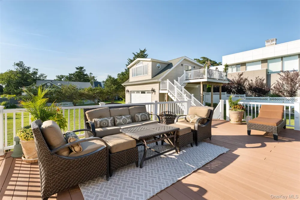 18 Beach Laurel, NY 11948