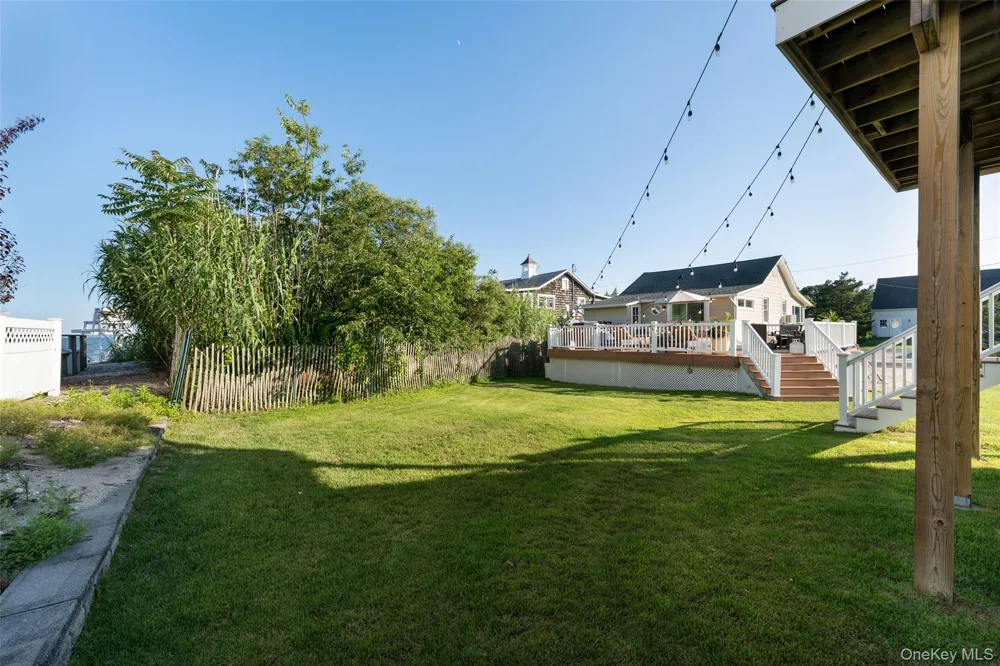 18 Beach Laurel, NY 11948