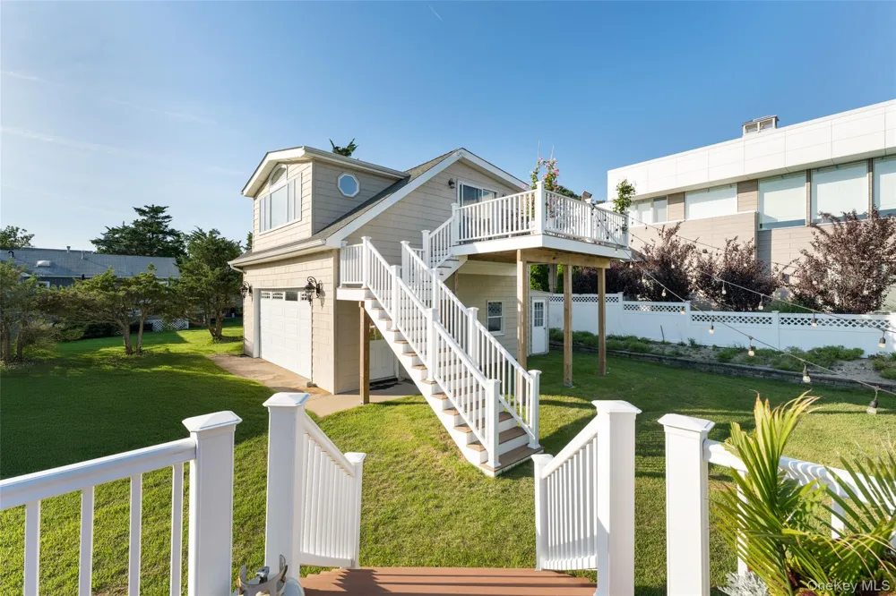18 Beach Laurel, NY 11948