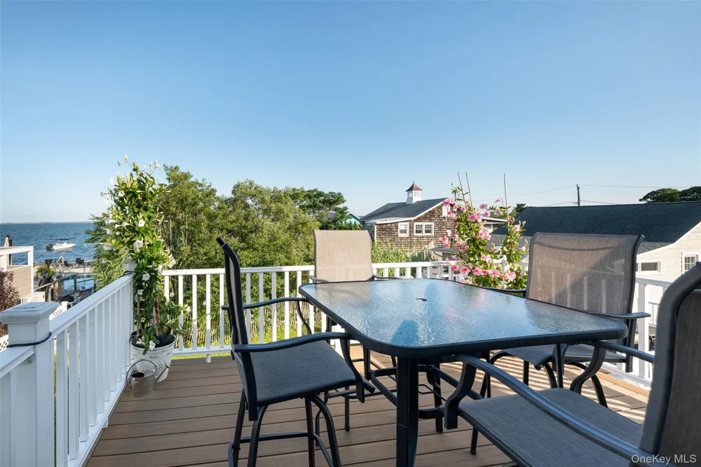 18 Beach Laurel, NY 11948