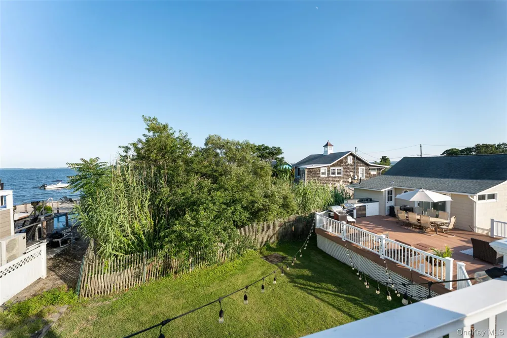 18 Beach Laurel, NY 11948