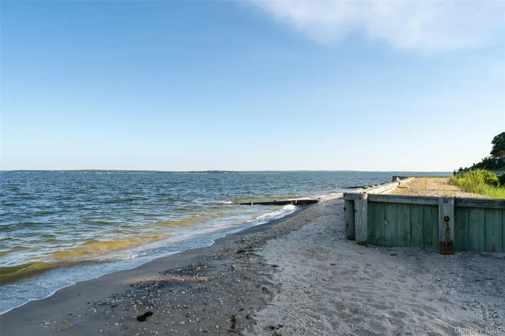 18 Beach Laurel, NY 11948